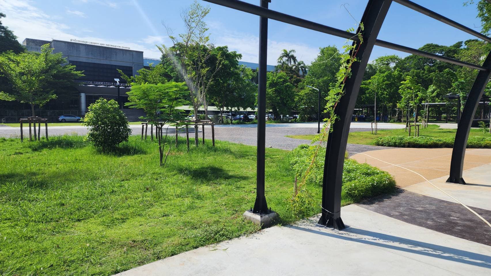 โครงการก่อสร้างลานอเนกประสงค์หน้าห้องสมุด มหาวิทยาลัยมหิดล