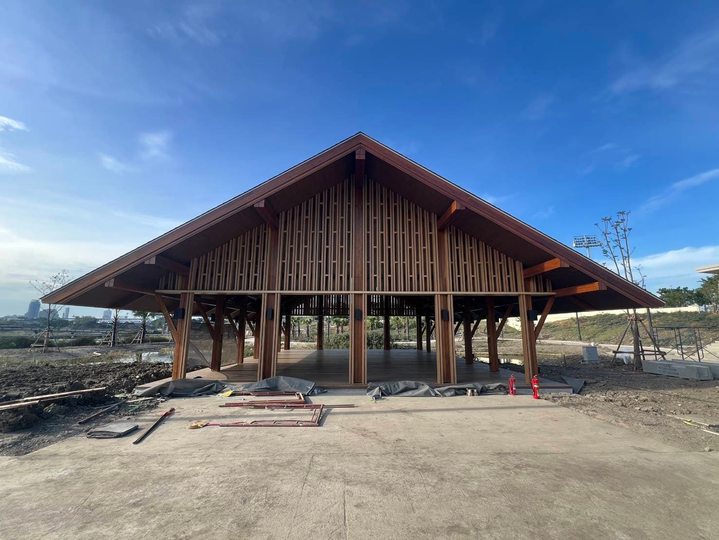 โครงการก่อสร้างศาลาอเนกประสงค์ในพื้นที่ 901 แลนด์