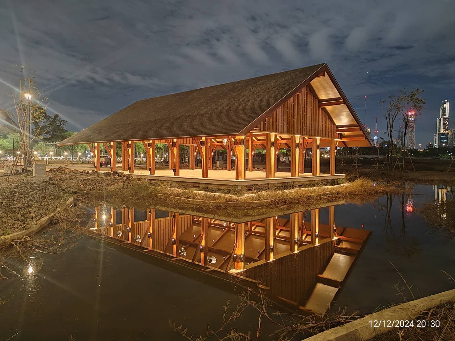 โครงการก่อสร้างศาลาอเนกประสงค์ในพื้นที่ 901 แลนด์