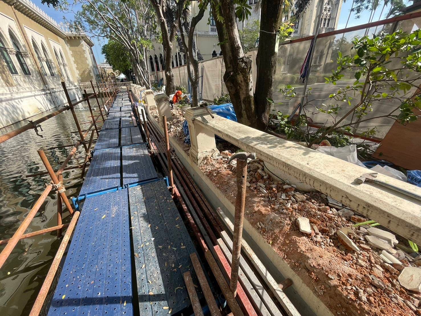 โครงการปรับปรุงรั้วริมคลองหลังตึกไทยคู่ฟ้า ทำเนียบรัฐบาล